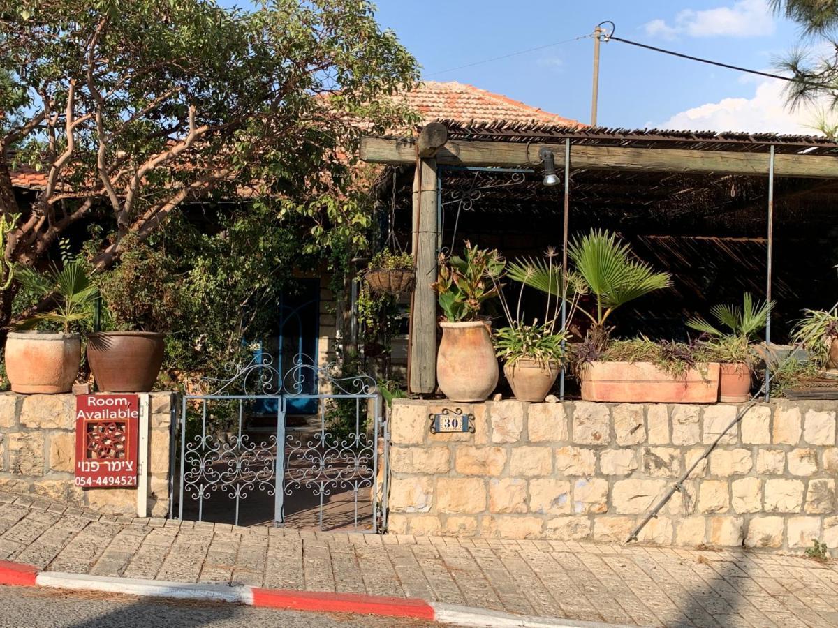 בית האבן העתיק מ-1885 עם מגונית פרטית בחצר Rosh Pinna Bagian luar foto