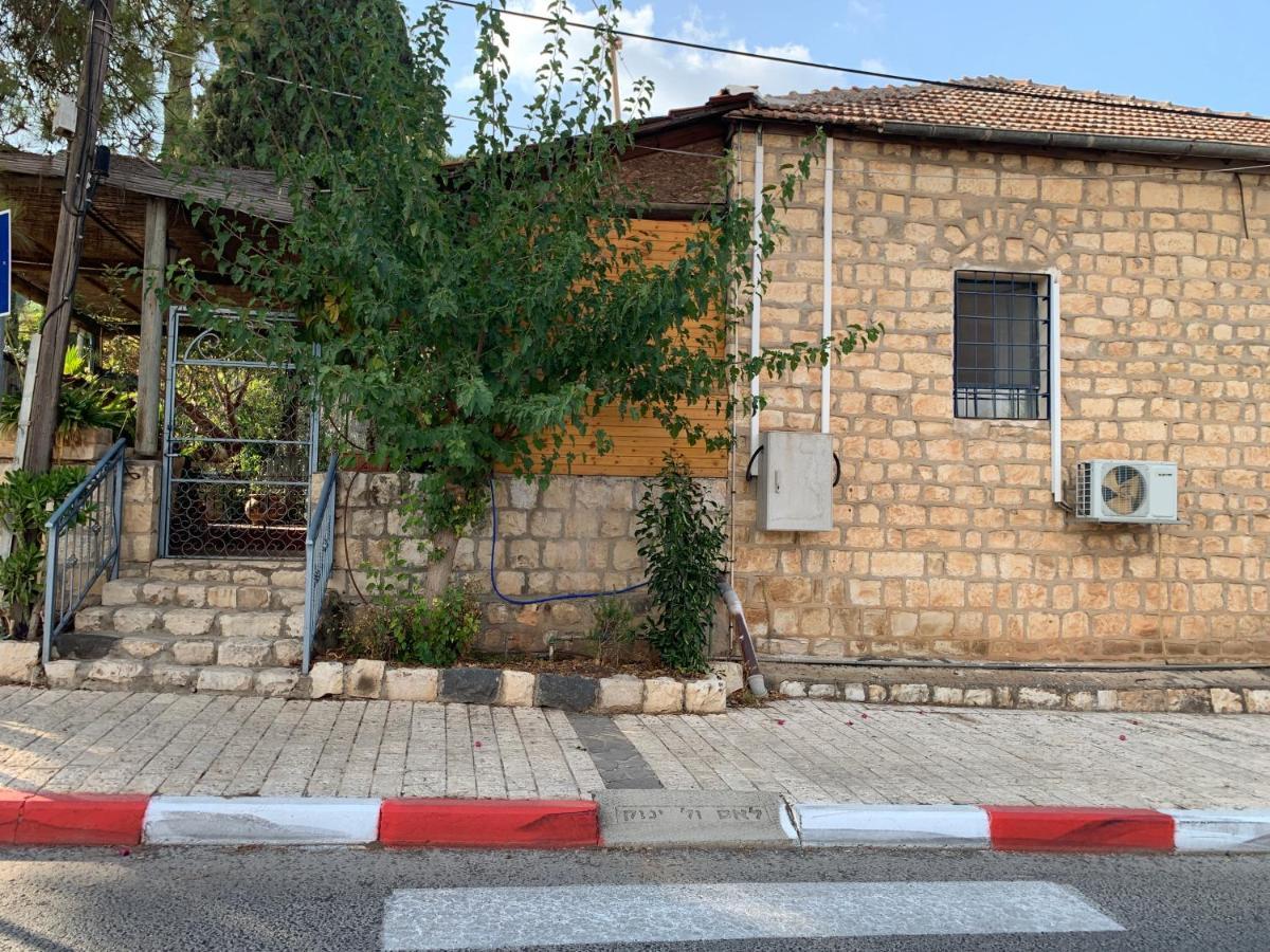 בית האבן העתיק מ-1885 עם מגונית פרטית בחצר Rosh Pinna Bagian luar foto