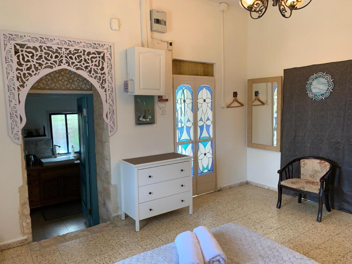 בית האבן העתיק מ-1885 עם מגונית פרטית בחצר Rosh Pinna Bagian luar foto
