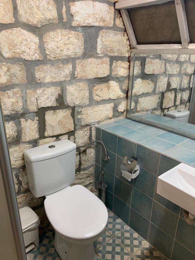 בית האבן העתיק מ-1885 עם מגונית פרטית בחצר Rosh Pinna Bagian luar foto