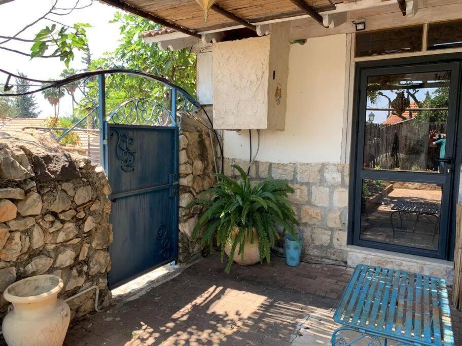 בית האבן העתיק מ-1885 עם מגונית פרטית בחצר Rosh Pinna Bagian luar foto