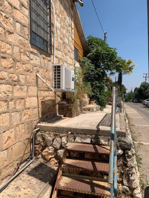 בית האבן העתיק מ-1885 עם מגונית פרטית בחצר Rosh Pinna Bagian luar foto