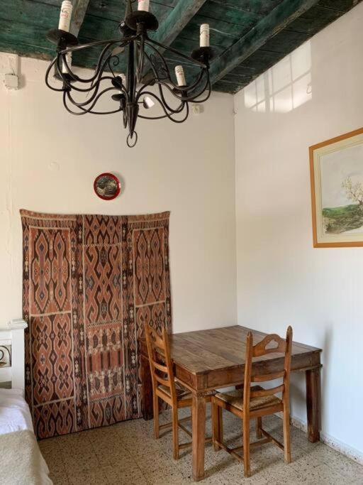 בית האבן העתיק מ-1885 עם מגונית פרטית בחצר Rosh Pinna Bagian luar foto