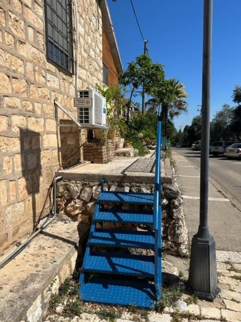 בית האבן העתיק מ-1885 עם מגונית פרטית בחצר Rosh Pinna Bagian luar foto