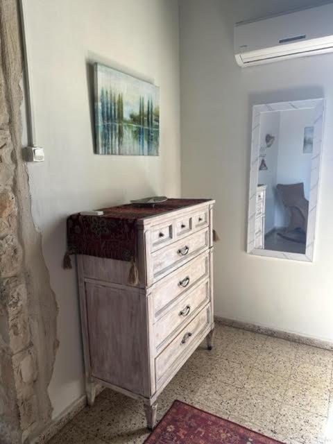 בית האבן העתיק מ-1885 עם מגונית פרטית בחצר Rosh Pinna Bagian luar foto